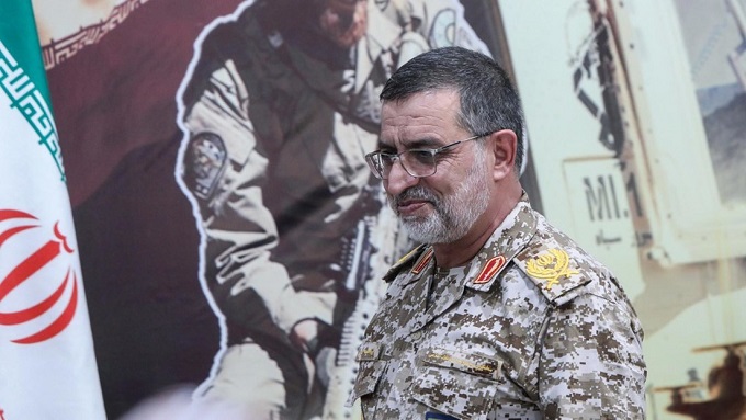 El portavoz del Cuerpo de la Guardia Revolucionaria Islámica de Irán (CGRI), general de brigada Ali Mohammad Naeini, murió en un ataque estadounidense-israelí, informó este viernes Mehr citando al CGRI. "El dedicado servicio de este valiente y diligente comandante durante más de cuatro décadas en los ámbitos de la salvaguarda de la Revolución Islámica, particularmente en el ámbito de la propaganda durante la guerra impuesta de ocho años [con Irak], la documentación y narración de la Defensa Sagrada, y como portavoz del Cuerpo durante los últimos dos años […] ha grabado una imagen distinguida y perdurable de él en la historia de la yihad y el sacrificio personal", manifestó el organismo. NBC: EE.UU. está acelerando el despliegue de miles de tropas en Oriente Medio NBC: EE.UU. está acelerando el despliegue de miles de tropas en Oriente Medio El Cuerpo destacó que los modelos elaborados por Naeini en el ámbito de la 'guerra blanda' servirán de guía para los funcionarios iraníes durante "la guerra cognitiva contra los imperialistas". "Saludamos el alma triunfante de ese valiente, audaz y sincero comandante, y en honor a su incansable heroísmo y al de su hermano mártir", señaló. Las Fuerzas de Defensa de Israel (FDI) anunciaron que eliminaron a Naeini en un ataque, calificándolo del "principal propagandista del CGRI". "En su cargo, Naini difundió la propaganda terrorista del régimen entre sus aliados en todo Oriente Medio con el fin de influir y promover ataques terroristas contra el Estado de Israel desde diferentes frentes", reza el comunicado de las FDI.