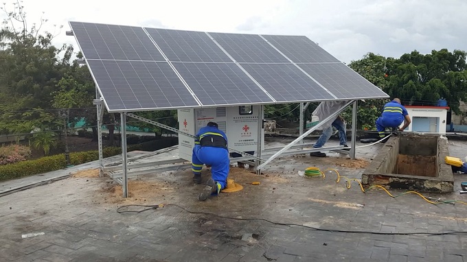 Instalan paneles solares en la emisora Radio Radio Libertad y el policlínico Romárico Oro del municipio de Puerto Padre