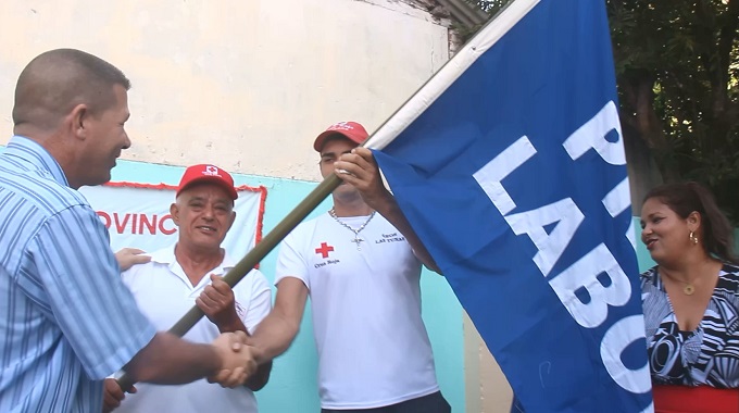 Entregan bandera Proeza Laboral a la Cruz Roja en Las Tunas