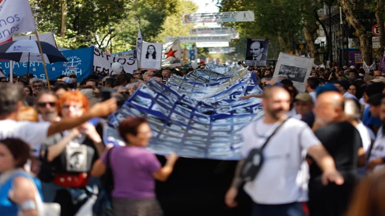 Reforma laboral de Javier Milei genera casi medio millón de desempleados en Argentina