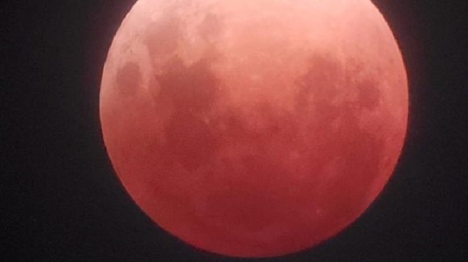En fotos, la secuencia del eclipse lunar total de este 3 de marzo