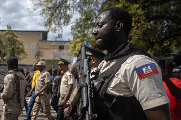 Escalada de violencia en Haití: Disputas entre bandas dejan decenas de muertos y miles de desplazados