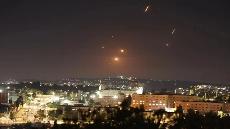 Irán lanza decimonovena ola de misiles contra Israel y países de la región aliados de EE.UU.