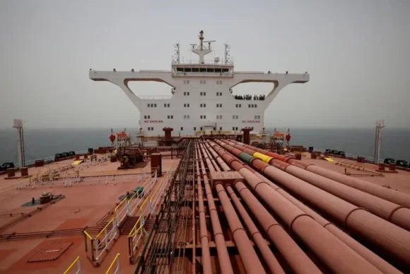 Petrolero ruso desafía bloqueo de Estados Unidos y prevé llegar a Cuba