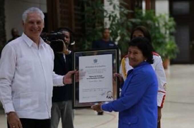 Díaz-Canel encabezó entrega de condecoraciones a héroes del trabajo y colectivos laborales