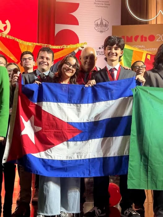 Presidente cubano felicita a medallistas de olimpiada de química