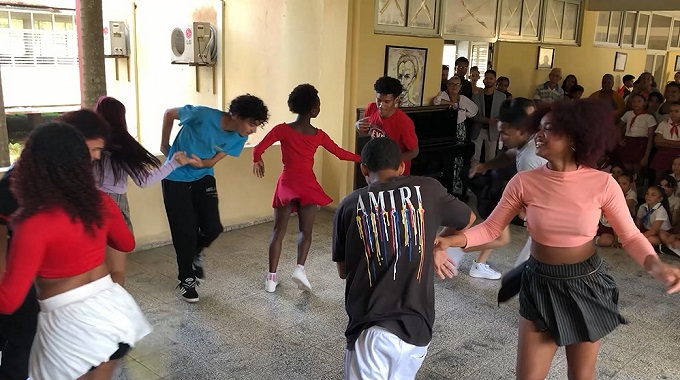 Estudiantes y profesores de la Escuela Profesional de Arte El Cucalambé de #LasTunas celebraron los aniversarios 65 de la OPJM y 64 de la UJC el pasado 4 de abril.