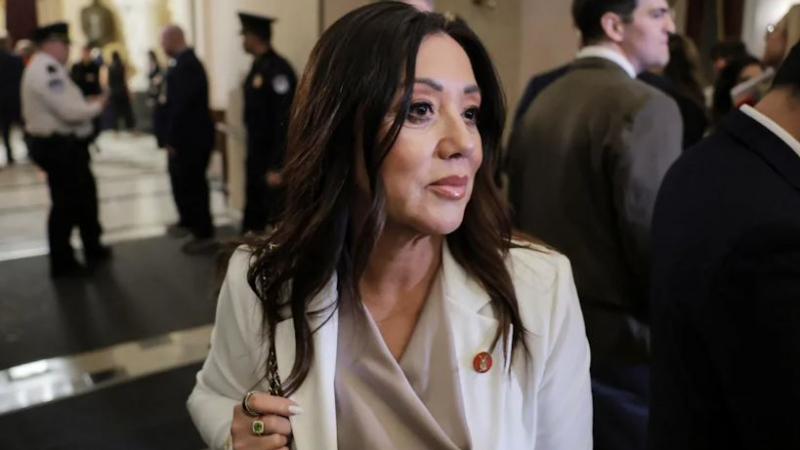 En medio de investigaciones, renuncia la secretaria de Trabajo de Trump