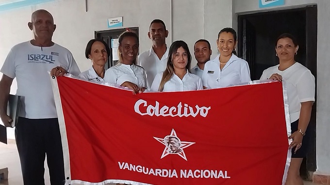 El Hotel Las Tunas promueve el turismo cultural y de eventos. El colectivo recibió la Bandera Vanguardia Nacional.