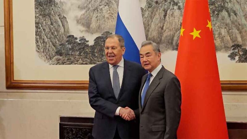 Cancilleres de China y Rusia en diálogo estratégico y de coordinación