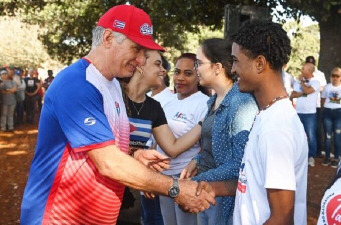 Díaz-Canel encabezó jornada de trabajo voluntario en Artemisa