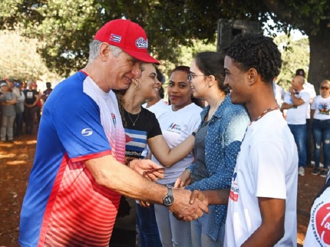 Díaz-Canel encabezó jornada de trabajo voluntario en Artemisa