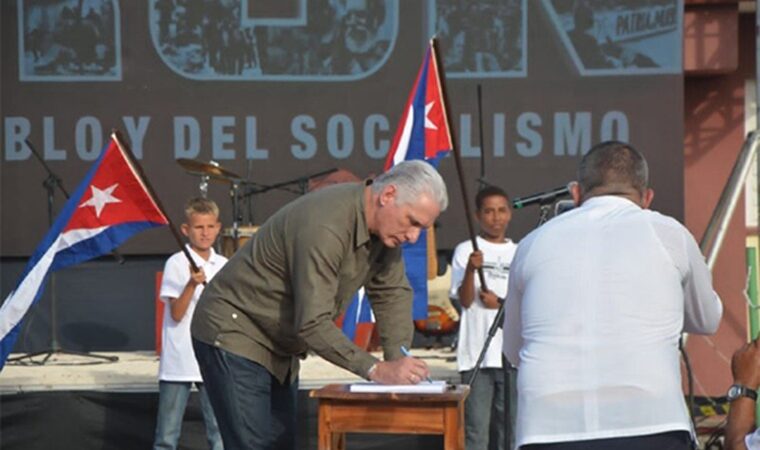 Una firma, millones de voces por la patria