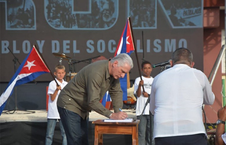 Una firma, millones de voces por la patria