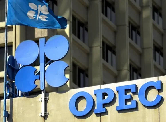 Retiro de Emiratos Árabes Unidos de Organización de Países Exportadores de Petróleo afectaría precios mundiales de combustible