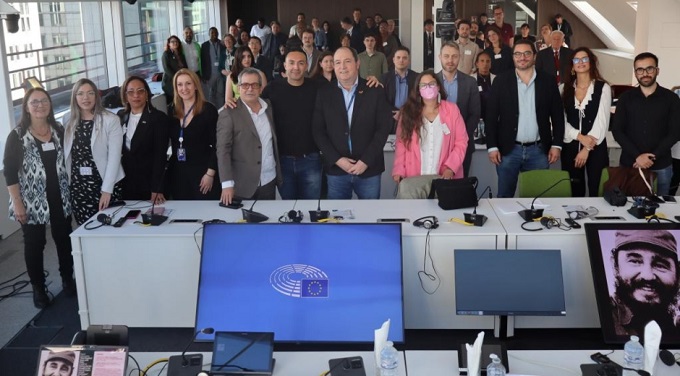 A sala llena tuvo lugar en Parlamento Europeo panel por centenario de Fidel