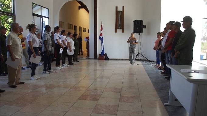 Entregan a las máximas autoridades de la provincia libros con firmas de los tuneros por la patria