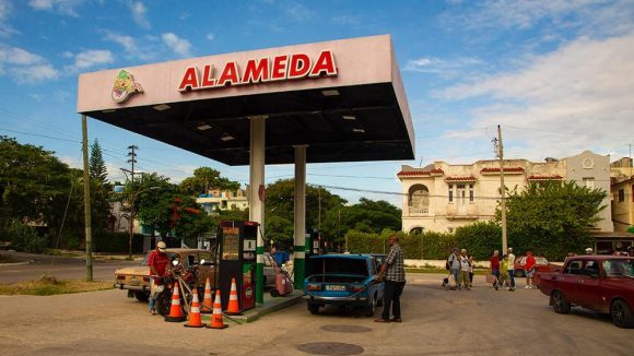 A partir del 15 de mayo, precios de combustibles en divisas responderán a costos reales de cada operación
