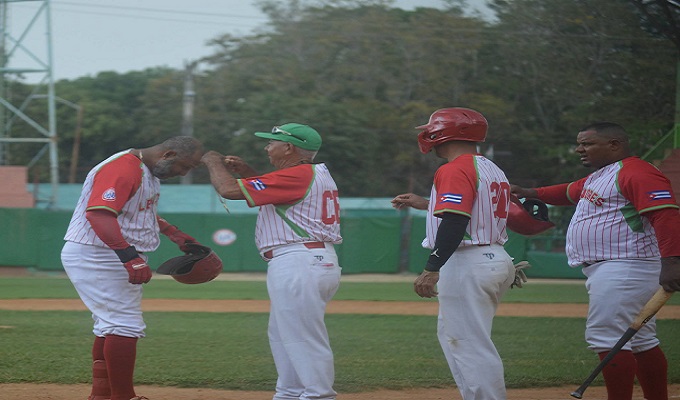 Leñadores dominan a los Cachorros