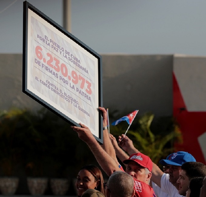 Más de 6 millones de cubanos dieron su firma por la Patria