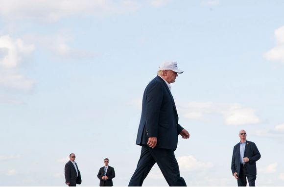Trump sigue cuesta abajo en sus índices de aprobación