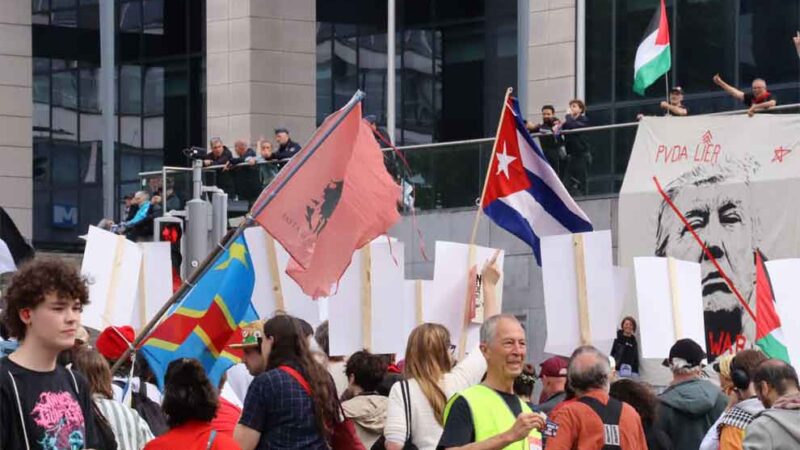 Bandera de Cuba presente en acto por la paz en Bruselas