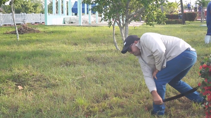 Sindicatos apoyan labores de saneamiento en el parque temático de Las Tunas