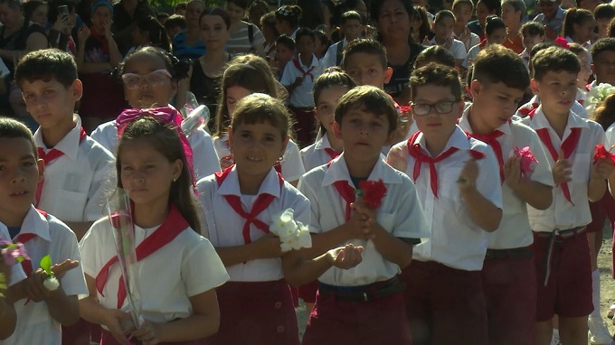 Realizaron acto central de cambio de atributo en seminternado Rafael Martínez de Las Tunas