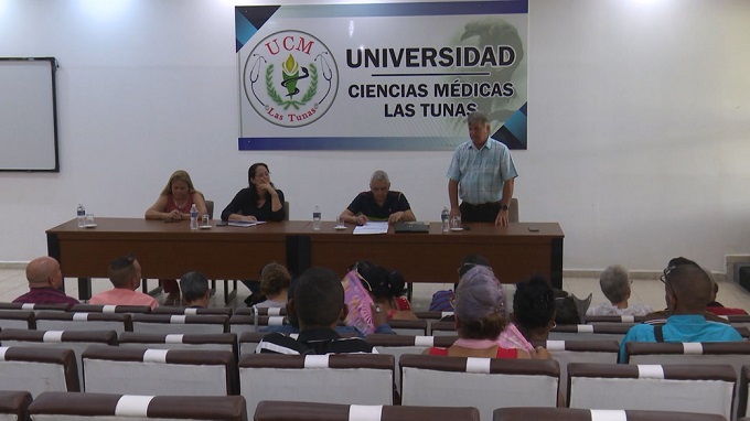 En el anfiteatro de la Universidad de Ciencias Médicas se realizó el proceso de otorgamiento de las carreras de educación superior en Las Tunas. En el encuentro participaron todos los directivos y secretarios de los preuniversitarios de la provincia.