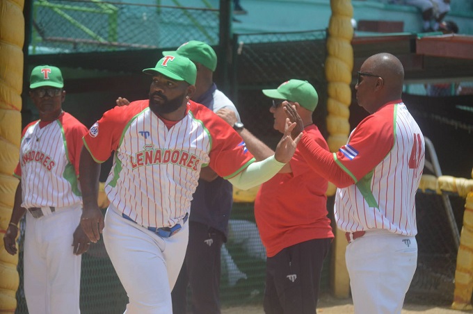 Leñadores a palo limpio con Holguín