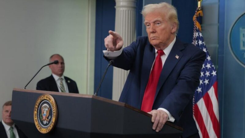 Trump y miembros de su gabinete afirman que su fin es ayudar al pueblo cubano y, además, ofrecen 100 millones de "ayuda", que son una gota de agua frente a los miles de millones que cuesta cada año el bloqueo a Cuba y el daño que hacen medidas como la del bloqueo petrolero, que impide la llegada de combustible, el funcionamiento de servicios básicos e, incluso, la gestión humanitaria de un organismo mundial: la ONU. Foto: EFE.