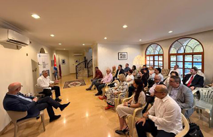 Dialogó vice primer ministro con colaboradores de la salud en Catar