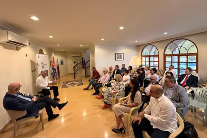 Dialogó vice primer ministro con colaboradores de la salud en Catar