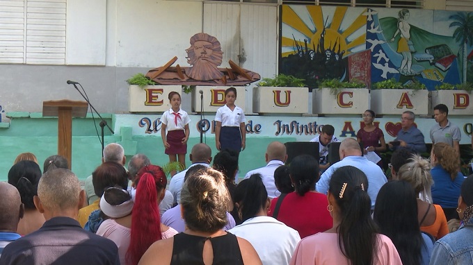 Estimulan a estudiantes y docentes destacados en el curso escolar 2025- 2026