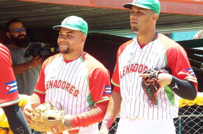 Béisbol de Las Tunas con uniformes de Cuba