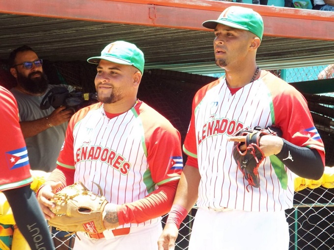 Béisbol de Las Tunas con uniformes de Cuba