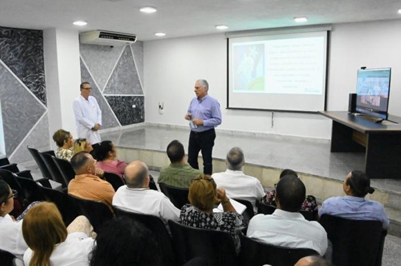 Visitó Díaz-Canel hospital Ginecobstétrico Ramón González Coro