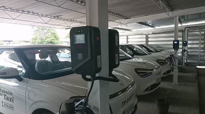 Servicio de hemodiálisis se beneficia con nuevos autos eléctricos y centro de carga en Las Tunas