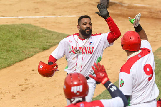 Béisbol de Las Tunas con uniformes de Cuba