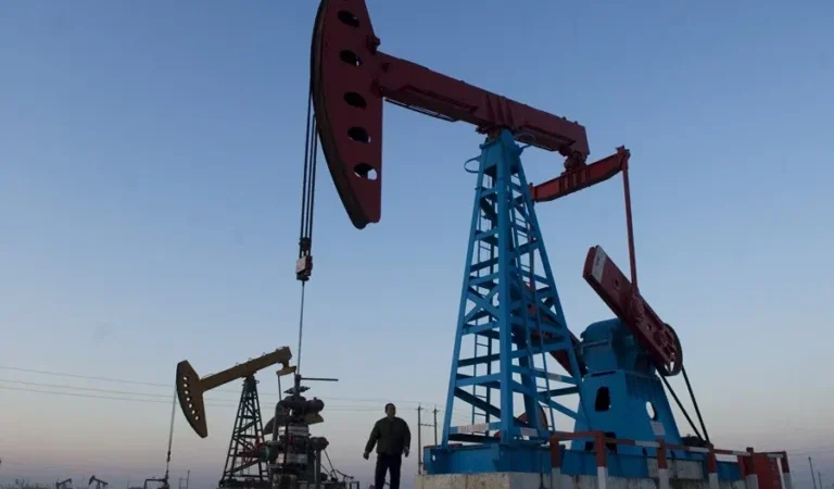 Precio del petróleo se mantiene al alza en medio de tensiones entre Irán y EE.UU.