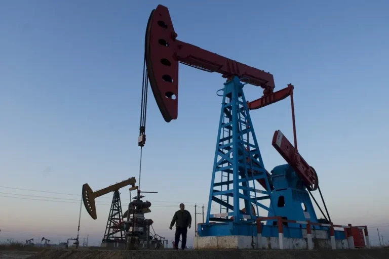 Precio del petróleo se mantiene al alza en medio de tensiones entre Irán y EE.UU.