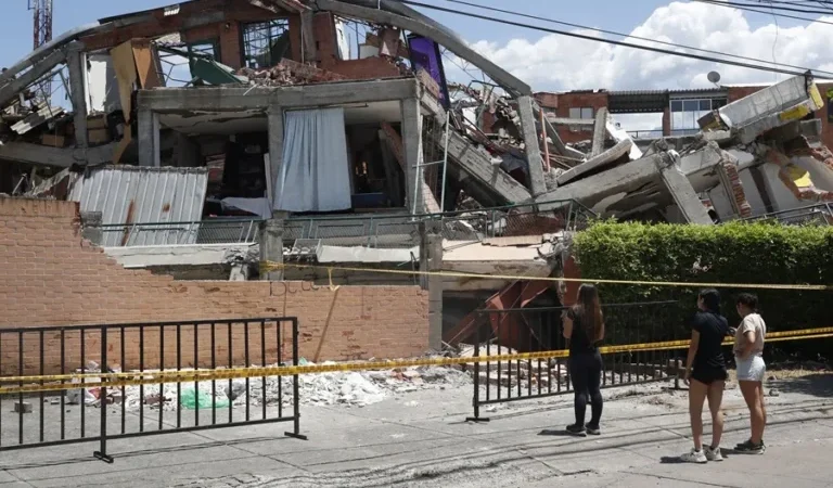 Colombia eleva a 285 los fallecidos tras sismo de magnitud 7.4