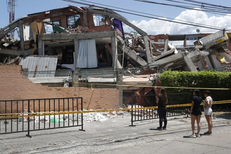 Colombia eleva a 285 los fallecidos tras sismo de magnitud 7.4