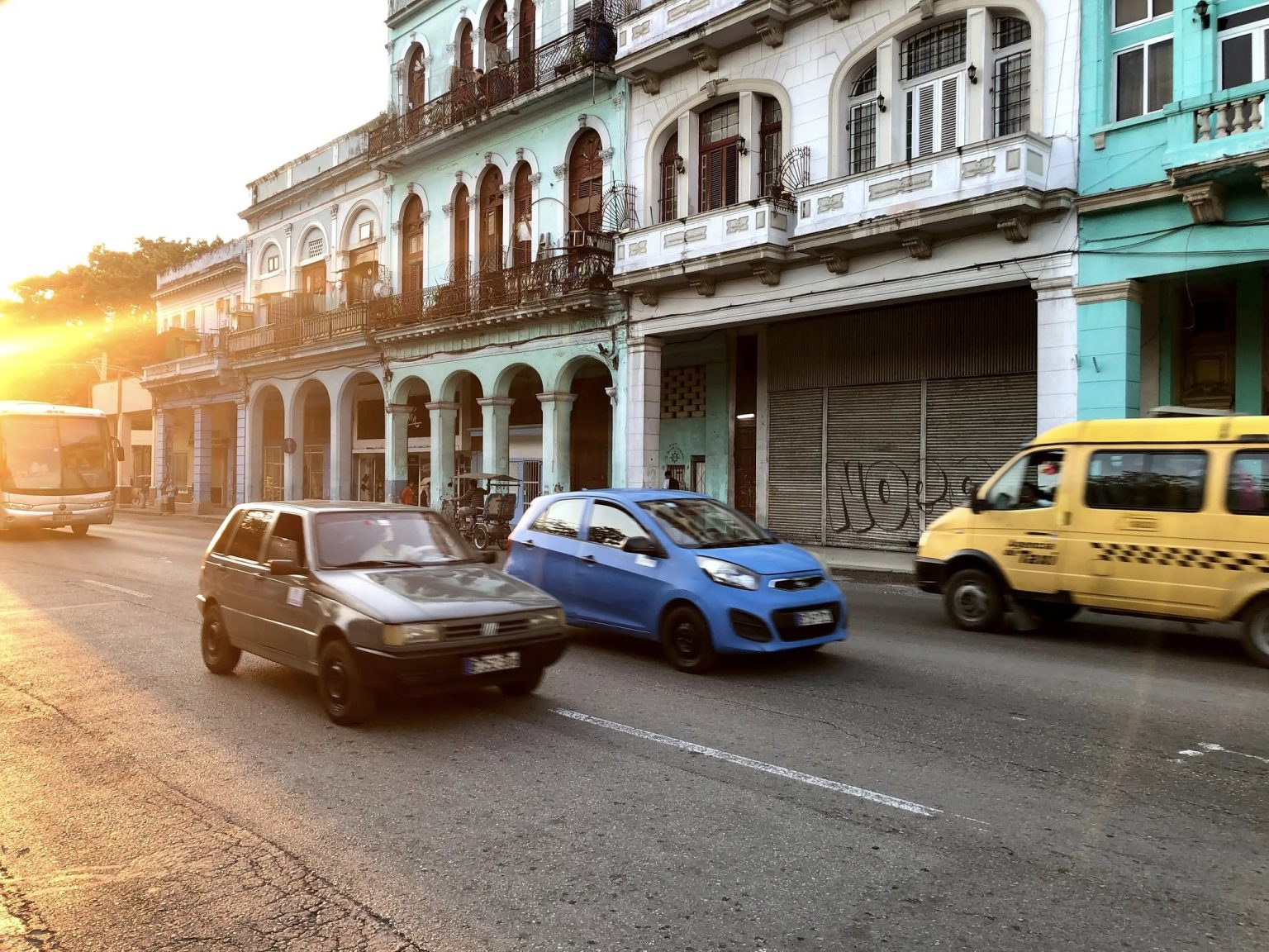 Cuba anuncia nuevas flexibilizaciones para la transmisión, importación y comercialización de vehículos