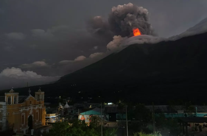 Más de 1 700 evacuados por potente erupción del volcán de Fuego en Guatemala