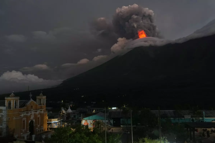 Más de 1 700 evacuados por potente erupción del volcán de Fuego en Guatemala
