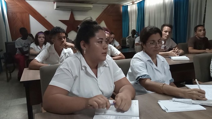 Autoridades de la provincia intercambian con líderes estudiantiles