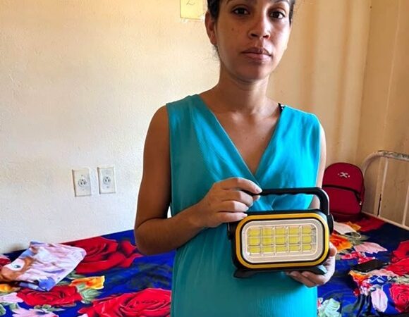 PNUD envía más de 16 000 lámparas recargables para apoyar a familias en Cuba