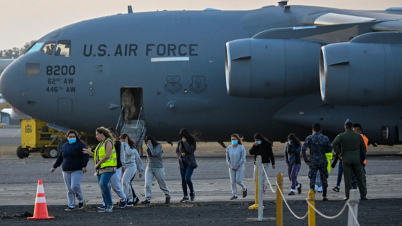 Corte Suprema de EEUU autoriza a Trump a reanudar deportación de migrantes a terceros países