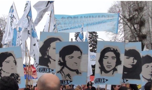 Miles de jóvenes argentinos marcharon para conmemorar los 50 años de La Noche de los Lápices